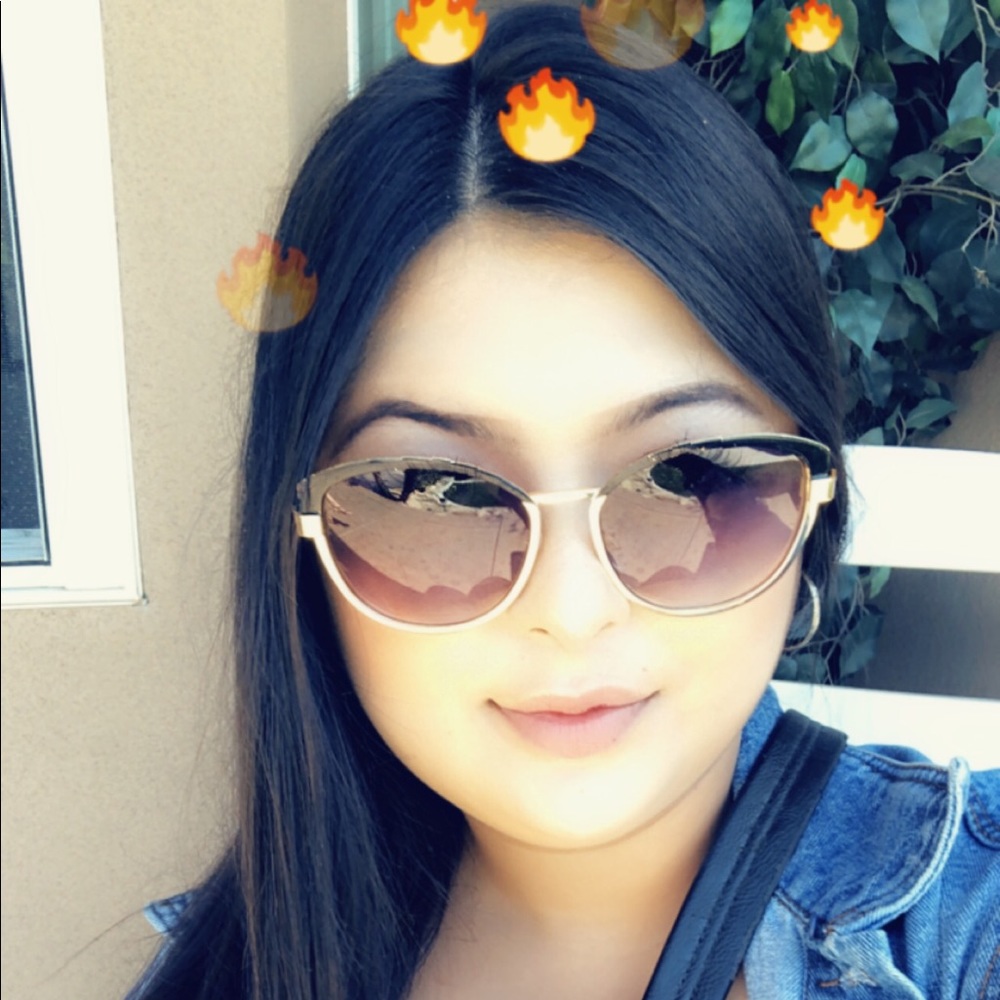 Meet your Posher, Cinthia